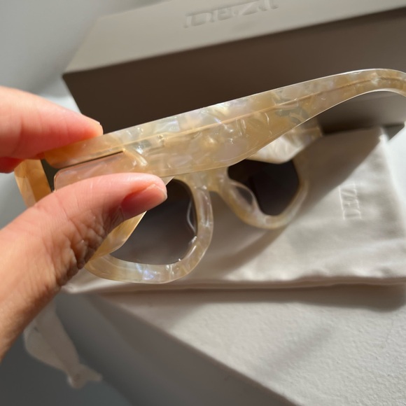 DEZI Sunglasses NWOT - Picture 3 of 5